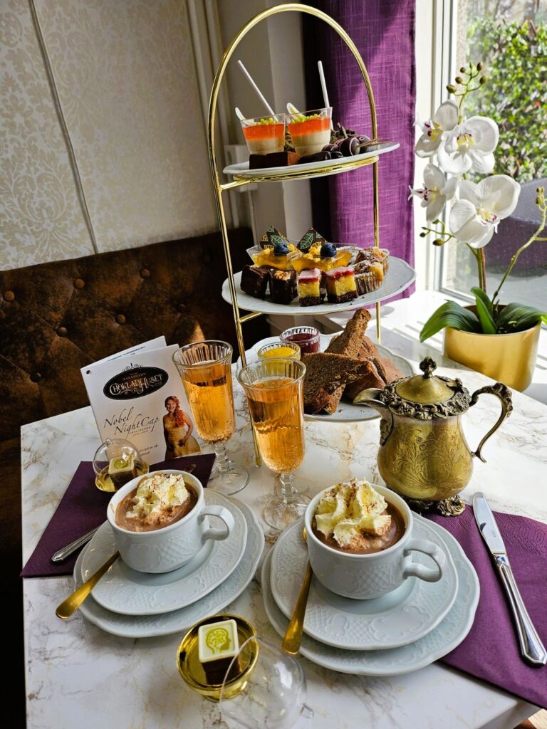 Afternoon tea fast med choklad. Våningsfat med scoones, marmelad och bakverk