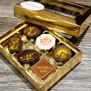 Nobelpraliner 6st - selection. Ask med 6 st Nobelpraliner unikt tillverkade och serverade på Nobelefterfesten. 6st utvalda praliner genom åren.  Våra allra finaste och exklusivaste chokladpraliner. Ge bort eller unna dig själv en helt unik chokladupplevelse!