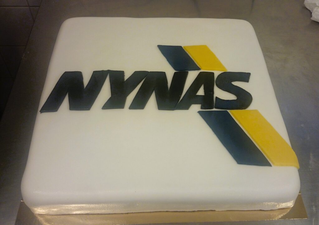 Tårta till företag med logotype tryckt på tårtan i marsipan.