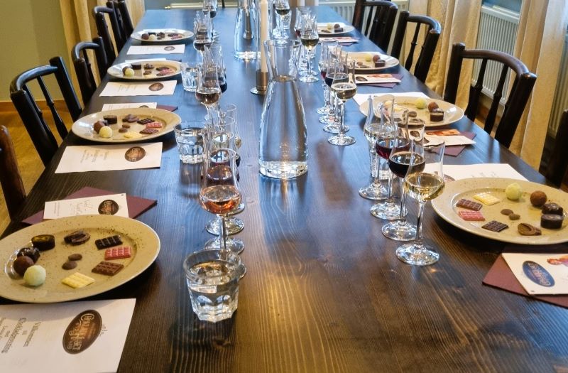 Chokladprovning uppdukad inför en choklad och dryckesprovning