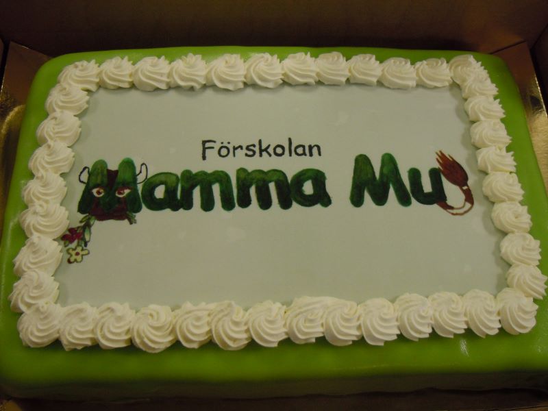 Tårta med företagets logga tryckt på marsipan på tårtan.