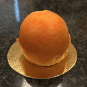 Blodapelsin Trompe lòeil fruktbakelse som ser ut som en apelsin och smakar som en apelsin.