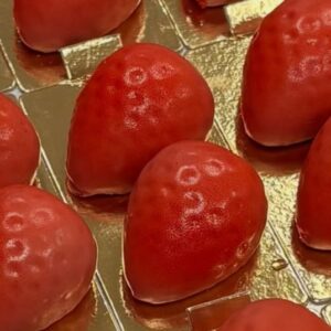 Trompe lòeil viral fruktbakelse Jordgubbar, ser ut som en jordgubbe och smakar som en jordgubbe fast det är ett bakverk.