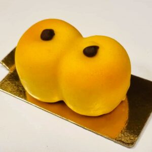 Lussebulle- Trompe l'oeil fruktbakelse . Saffransmousse med björnbärscoulis som vi tillverkar av björnbär från Nynäshamn