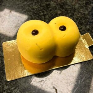 Lussebulle- Trompe l'oeil fruktbakelse . Saffransmousse med björnbärscoulis som vi tillverkar av björnbär från Nynäshamn