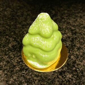 Julgran- Trompe l'oeil fruktbakelse . Fylld med Baileys-mousse och caramelkola doppad i färgad vit choklad.