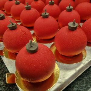 Julgranskula- Trompe l'oeil fruktbakelse . Glöggmousse med tranbärskompott