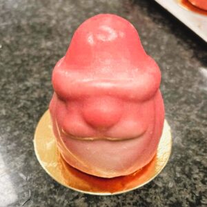 Julgran- Trompe l'oeil fruktbakelse . Fylld med Baileys-mousse och caramelkola doppad i färgad vit choklad.