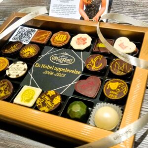 Nobelpraliner ask med hela samlingen utsökta handgjorda chokladpraliner tillverkade till Nobelgäster och nobelpristagare.