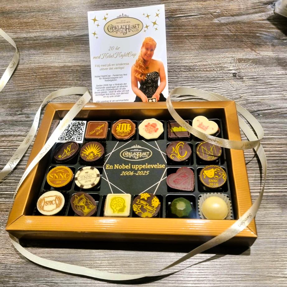 Nobelpraliner ask med hela samlingen utsökta handgjorda chokladpraliner tillverkade till Nobelgäster och nobelpristagare.