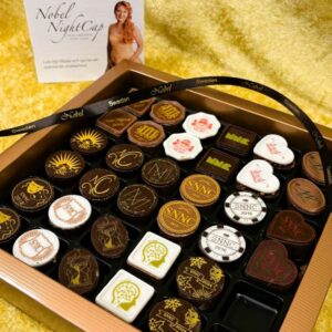 NYA Nobelpralinerna samlingsask. Unikt tillverkade och serverade på Nobelefterfesten. Våra allra finaste och exklusivaste chokladpraliner. Ge bort eller unna dig själv en helt unik chokladupplevelse!