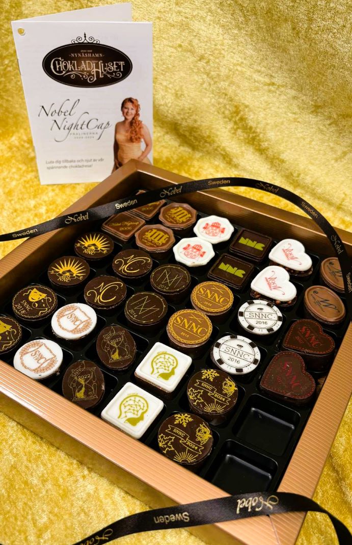 NYA Nobelpralinerna samlingsask. Unikt tillverkade och serverade på Nobelefterfesten. Våra allra finaste och exklusivaste chokladpraliner. Ge bort eller unna dig själv en helt unik chokladupplevelse!