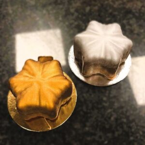 Nyårstjärna- Trompe l'oeil fruktbakelse. Fylld med chokladmousse och salt karamel doppad i mjölkchoklad. Det här är garanterat den godaste stjärna du någonsin smakat. Vi har gjort den superpopulära virala bakelsen i nyårsskrud