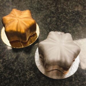 Nyårstjärna- Trompe l'oeil fruktbakelse. Fylld med chokladmousse och salt karamel doppad i mjölkchoklad. Det här är garanterat den godaste stjärna du någonsin smakat. Vi har gjort den superpopulära virala bakelsen i nyårsskrud