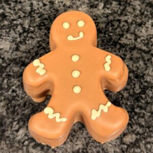 Pepparkaksgubbe- Trompe l'oeil fruktbakelse . Fylld med mjölkchoklad-mousse smaksatt med pepparkakskryddor (kanel, ingefära, nejlika)  och apelsincoulis doppad i mjölkchoklad