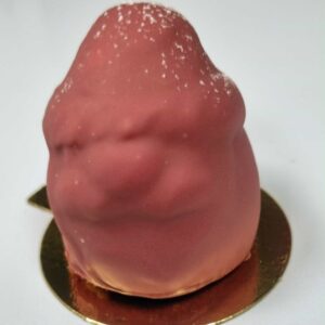 Tomte- Trompe l'oeil fruktbakelse . Fylld med tomteskum-mousse och en kärna av vaniljpannacotta, doppad i ruby choklad