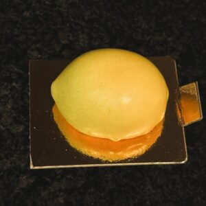 Minicitron- Trompe l'oeil fruktbakelse. Fylld med fräsch citronmousse och en kärna av citroncurd,  sedan doppad i färgad vit choklad.