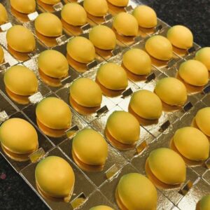 Minicitron- Trompe l'oeil fruktbakelse. Fylld med fräsch citronmousse och en kärna av citroncurd,  sedan doppad i färgad vit choklad.